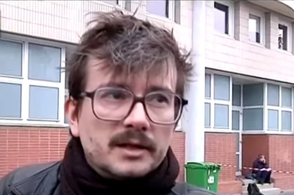 "Работата ни на карикатуристи е да поставяме простодушния човечец в сърцето на рисунката, да прокарваме идеята, че ние всички сме такива обикновени хорица и се опитваме да се справим такива, каквито сме. Това е смисълът на карикатурата. Хората, които загинаха, рисуваха точно такива „чичковци“, казва Люз. - Той закъсня за работа в „Шарли Ебдо“ и се спаси