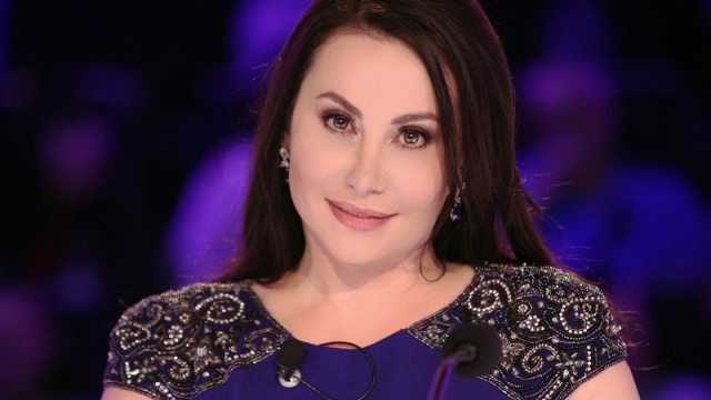 Стажът на Дарина Павлова в шоубизнеса е незначителен. Но това явно не пречи да се завърне в публичното пространство като авторитет и притежател на сетива към онова неуловимо зрънце, от което би могло да избухне супернова.  - Фрийк шоуто на г-жа Мулти