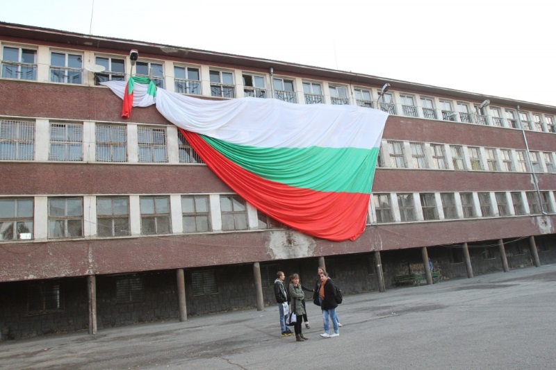 Преподавателите от Софийския университет започнаха отново да посещават гимназията, когато се премести в 13-о училище на Женския пазар. - Воденичните камъни на Класическата гимназия