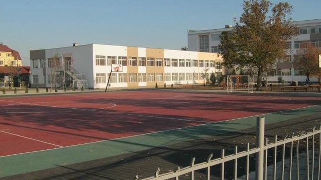 Учениците и учителите в Класическата гимназия влязоха в новините с разделението си къде да учат - в ремонтираната сграда в кв. "Модерно предградие" или в 13-о училище на Женския пазар. - Уволниха обичан учител в НГДЕК, след като съдът го върна на работа