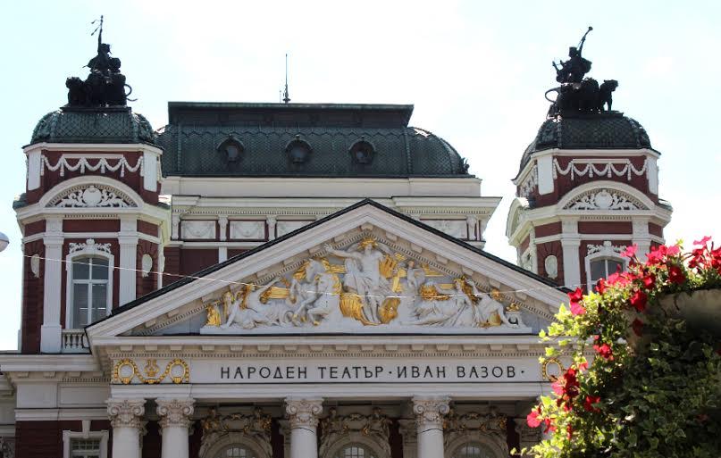 Ако Народният театър натрупа дългове, ще бъде ли разпусната трупата му? Снимка: Румен Добрев, Площад Славейков - От театрите остават сградите, а артистите ще се оправят сами