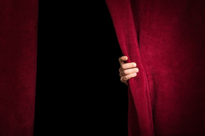 „Театрите не са директорите, а осветителите, хората зад каданса“, обясни министърът на културата Вежди Рашидов.  - Търсят се директори за театрите на ръба