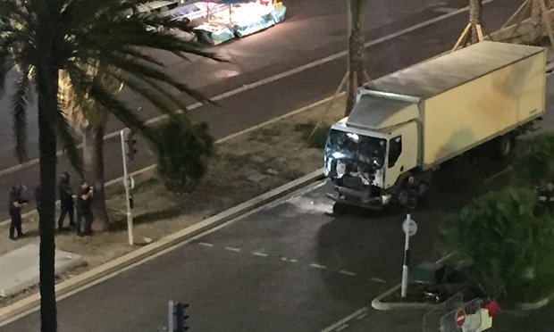 Някакъв изрод с промит мозък се е качил на белия камион и съвсем съзнателно се е засилил по булеварда, карайки на зиг-заг, за да премаже колкото е възможно повече хора... Снимка: Туитър - Игра на кукли и на господ