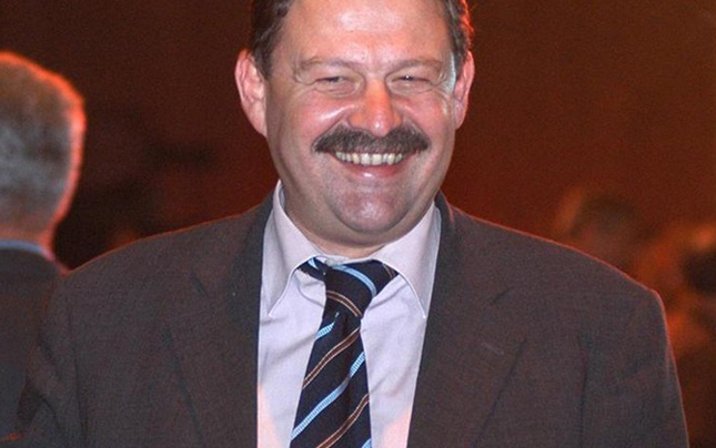 „Показателно е, че всички го помнят с усмивката. А аз, че тази усмивка държеше очите му винаги леко притворени“, написа Емилия Недева във Фейсбук. - Момчето, което винаги се усмихваше