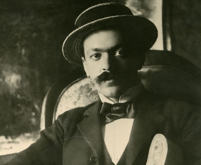 Третата книга на Итало Звево – „Съвестта на Дзено”, излиза през 1923-та, само година след като Джойс пуска своя „Одисей”.  - Италианският шваба, вдъхновил Одисей на Джойс