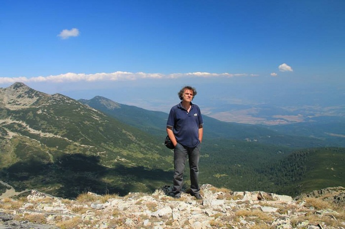 Новите пътеписи на Николай Н. Нинов са резултат от 50 хил. км зад волана, 700 часа отвъд утъпканите пътеки и финишират до около 300 обекта. Снимка: Личен архив - Търсачът на неоткрити места за пътешествия с книжно турне