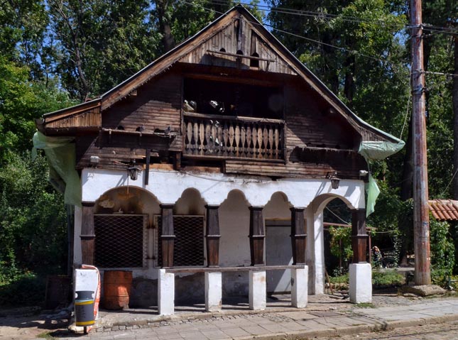 Спирка „Вишнева“ е паметник на културата и общината следва всички законови предписания във връзка с ремонта ѝ. Снимка: Емил Георгиев - Ето защо се бави бързият ремонт на спирка „Вишнева“