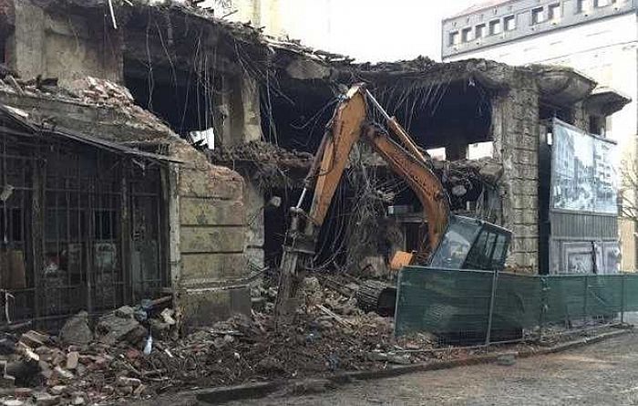В днешна България продължаваме да имаме сякаш нарочно несъхранявани сгради, принадлежали на хора, обявени за врагове на народа и тоталитарната власт. Такъв бе ген. Рачо Петров, чийто дом на бул. „Дондуков“ бе довършен с влизането на багер в края на 2017-а. Снимка: Министерство на културата - Борбата срещу народните врагове застигна и техните къщи