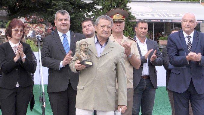 Наградата за Боян Биолчев  бе във вид на малък бронзов портрет на Иван Вазов. Снимка: Министерство на културата - Боян Биолчев с Вазовата награда