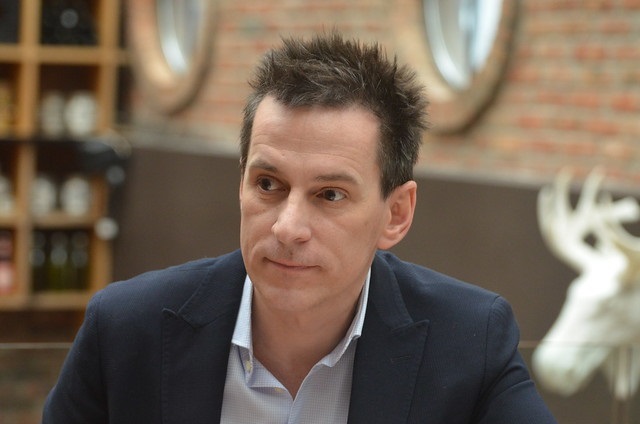 „Досегът с изкуството ни прави по-добри в човешкия, нормалния, редния смисъл на думата. Добрият човек трябва да е културен, да има някаква културица поне при общуването с околните“, казва Найо Тицин. Снимка: Емил Л. Георгиев/Площад Славейков - Найо Тицин: Свободата на словото често се потъпква чрез правилата (ужким) за журналистика