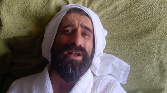 Филип Аврамов във видеото „Да бъде баня“. Снимка: Стопкадър - „Да бъде баня“, призовават известни актьори (видео)