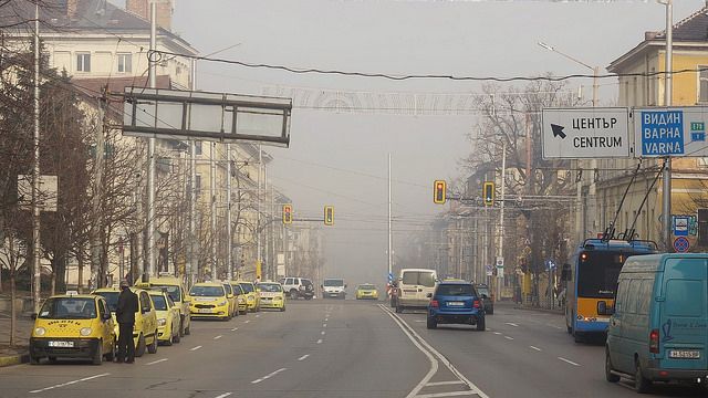 Януари 2018-а. При чист въздух откъм паметника на Васил Левски в София се вижда не само Сточна гара, но и очертанията на Стара планина в далечината. Снимка: Емил Л. Георгиев/Площад Славейков - Столичната община осъдена да мие улиците два пъти месечно