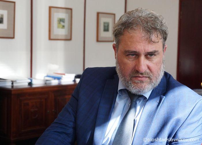 „Съветвам обществото с цялата си свобода и всичките възможности, които има, да цени Православната църква. Не трябва да забравяме, че ако тази държава я има, 99% от заслугите за това са на православието“, казва министърът на културата Боил Банов. Снимка: Площад Славейков - Боил Банов: Вежди Рашидов е голям творец