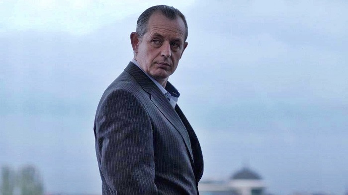 „Сега момчетата си лягат с нощен крем за лице, а навремето си лягахме с пистолет под възглавницата. Накъде отива този свят, мамка му?“, казва героят на Михаил Билалов в новия му моноспектакъл. Снимка: БНТ/Под прикритие - Малка нощна музика за Михаил Билалов и оркестър в НДК