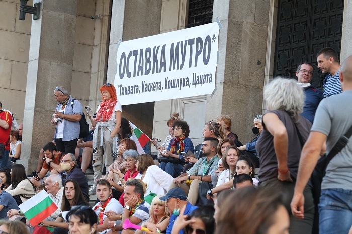 „Мутри вън!” не е същото като „Мутри, вън!”. Почти никъде по плакатите няма запетайка. И сякаш никой не забелязва. Снимка: Боби Тошев/БГНЕС - Грамотност всяка тука оставете