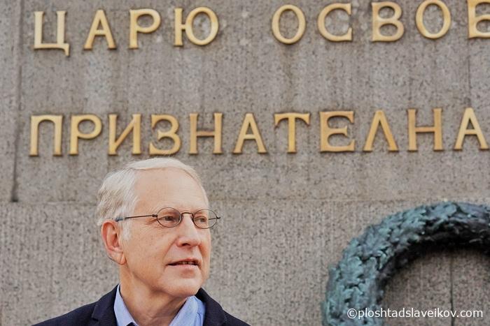 Шломо Минц пред паметника на Цар Освободител в София. Музикантът знае малко от думи от майчиния си руски език, но успя да прочете надписа на кирилица, а след това научи и значението на думите, издълбани върху камъка. Снимка: Гергана Димитрова/Площад Славейков - Шломо Минц: От музиката полза имат всички – и врагове, и приятели