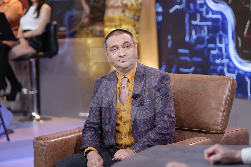 Проф. Андрей Чорбанов в студиото на „Вечерното шоу на Слави Трифонов“. Снимка: Телевизия „7/8“ - Чорбанов и фалшивата маска на истината