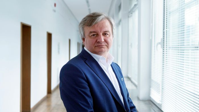 Проф. Пламен Дойнов е един от българските поети, включени във френската антология. Снимка: НБУ - Четирима български поети във френска „Антология на световната поезия“