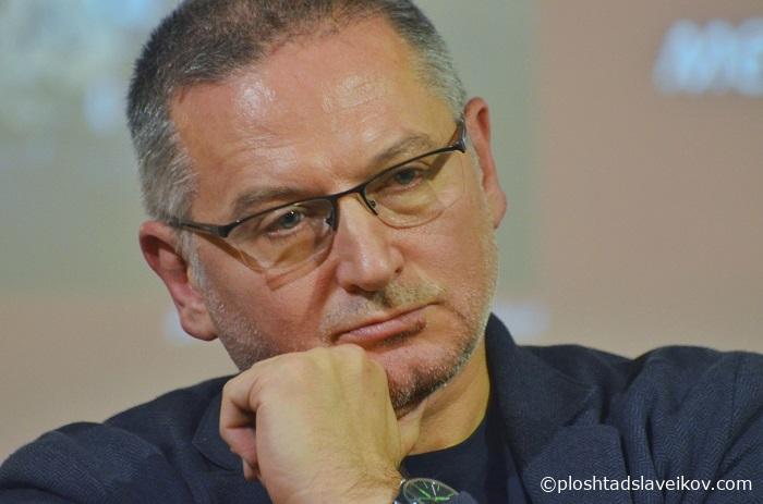 Георги Господинов получава наградата заради голямото търсене на книгите му „Времеубежище“ и „В пукнатините на канона“. Снимка: Емил Георгиев/Площад Славейков - Георги Господинов е писател на 2021 г. на Столичната библиотека