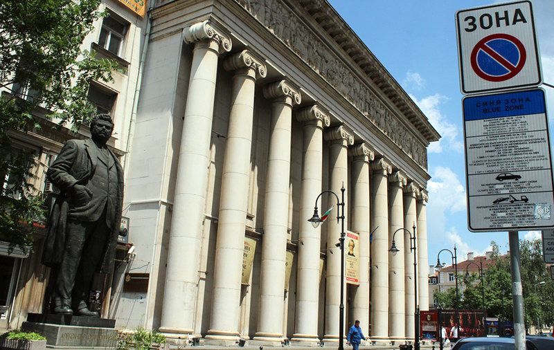 Премиерните дати на „Чичовци“ в Софийската опера са 2, 4, 6 и 22 март. Снимка: Площад Славейков - Георги Господинов обяснява „Чичовци“ в Софийската опера