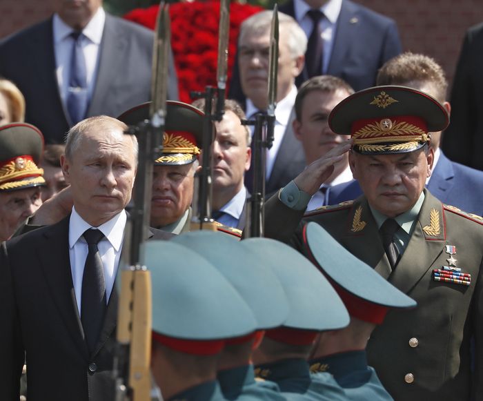 22 юни 2019 г. Руският президент Владимир Путин и министърът на отбраната Сергей Шойгу на възпоменателна церемония на гроба на незнайния воин до Кремъл, Москва - почит към загубилите живота си, защитавайки Съветския съюз от нацистките нашественици. Снимка: ЕПА/БГНЕС - Русия организира „Първи международен антифашистки конгрес”