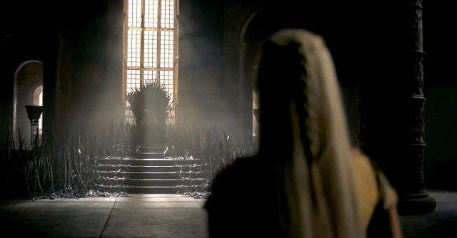 Сериалът вероятно ще покаже епичния момент, в който крал Егон създава Железния трон, претопявайки мечовете на победените си врагове. Снимка: Стопкадър от видеото - „Домът на дракона“ тръгва през август