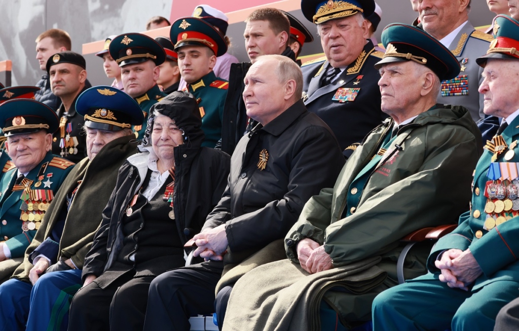 Последните живи ветерани от войната срещу нацизма присъстват на поредния парад в Москва заедно с Владимир Путин, идеолог на рашизма - нов тип нацизъм през ХХІ век. Снимка: ЕПА/БГНЕС - Парадът на абсурда