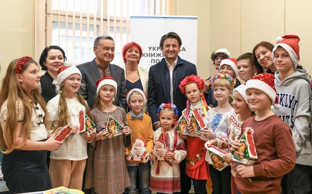 Зам.-кметът Мирослав Боршош на откриването на „Украински книжен рафт“. Снимка: Дирекция „Култура“, Столична община - Столичната библиотека откри „Украински книжен рафт“