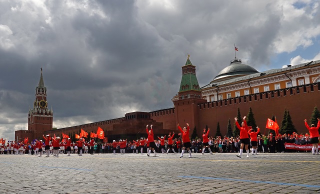 Руските деца вече може да не четат Пушкин, но ще бъдат задължени да станат пионерчета. Снимка: ЕПА/БГНЕС - Махат Пушкин, Лермонтов и Гогол от матурите в Русия