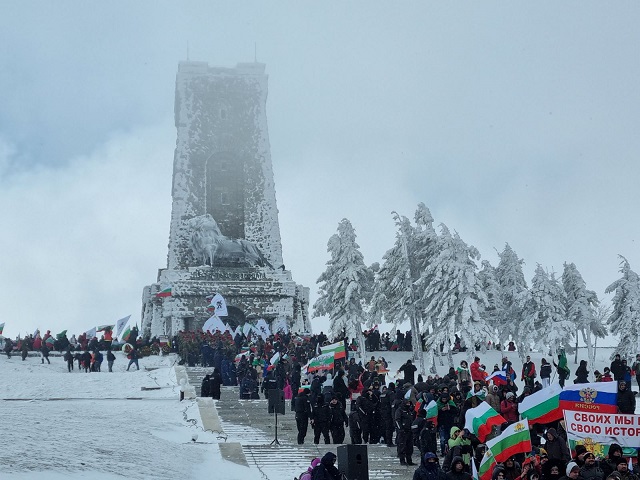 Всяка година стотици хора се събират на връх Шипка за посрещането на 3 март независимо от времето. Снимка: Иван Янев/БГНЕС - Галъп: 70 процента от българите искат 3 март за национален празник