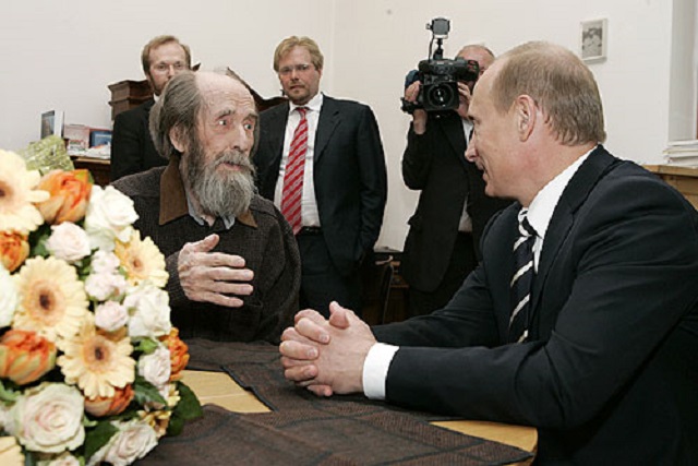 Путин връчва държавна награда на Александър Солженицин през 2007 г. Снимка: Кремъл - „Какво пък толкова е направил Солженицин?“