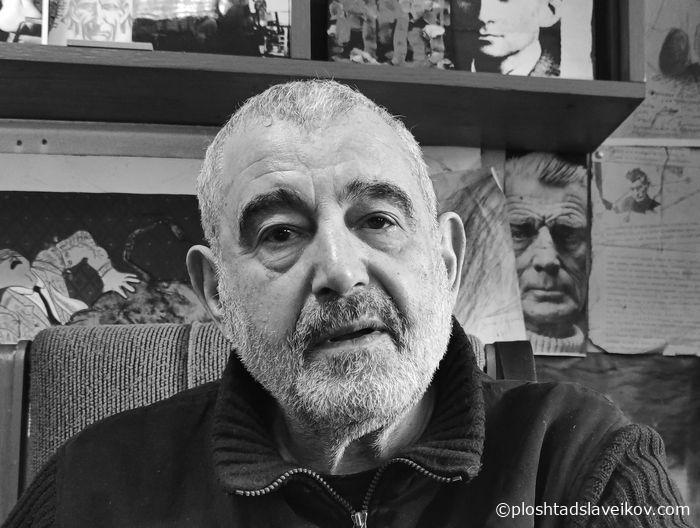 Режисьорът Иван Добчев и Самюъл Бекет, който наднича над рамото му. Снимка: Диляна Димитрова/Площад Славейков - Иван Добчев: Нищо не е по-съществено от несъщественото