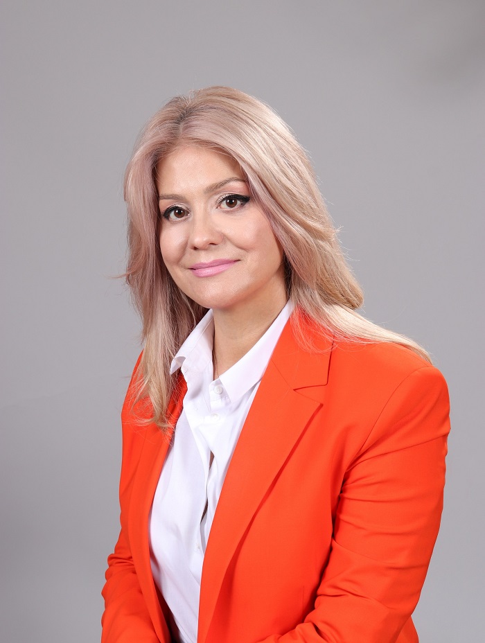 Причина за свалянето на Андрияна Петкова (на снимката) и смяната ѝ с Надя Миронова е „превишаване на правомощията на служители от Министерство на културата“, се казва в публикация в страницата на НДК във Фейсбук. - Върнаха старата директорка на НДК