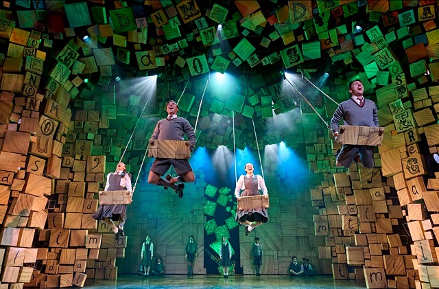 Сцена от мюзикъла „Матилда“ в Лондон. Снимка:  Manuel Harlan, Ellie Kurttz/uk.matildathemusical.com - „Матилда“ на Роалд Дал с премиера в Софийската опера