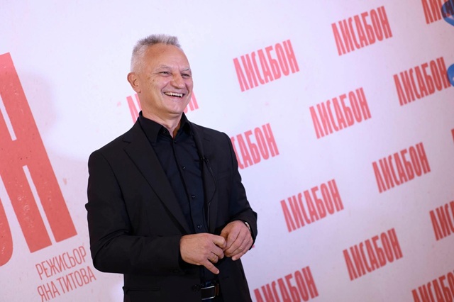 Писателят Захари Карабашлиев бе отличен с „Аскеер“ за пиесата „Лисабон“, поставена в Младежкия театър. Снимка: Изд. „Сиела“ - Захари Карабашлиев и Диана Добрева триумфират с „Аскеер“