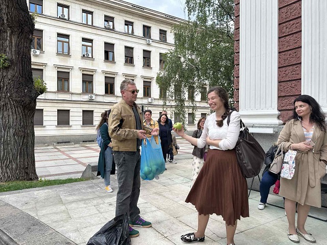 Юлиан Вергов раздаде ябълки. Снимка: Народен театър - Актьорите на Народния театър окуражиха опашките за билети в евро
