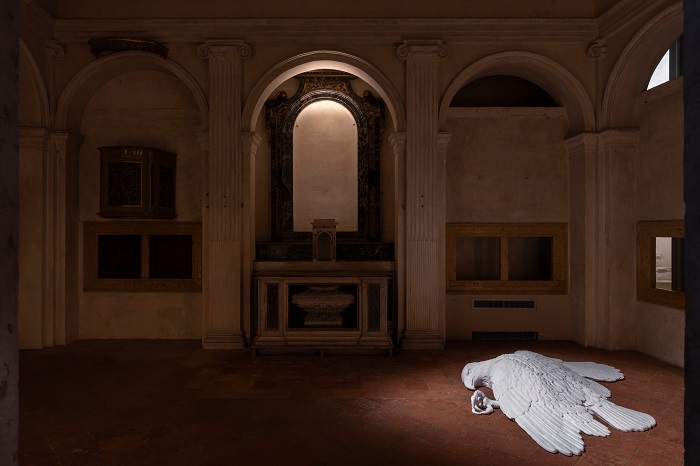 „Кости“ на Маурицио Кателан в Oratorio di San Lupo в Бергамо. Снимка: Galleria Massimo De Carlo - Бездомник в локва от урина, или кой заслужава днес да има паметник