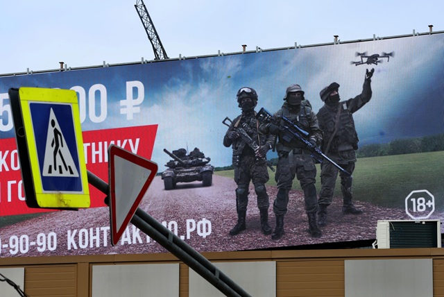 Проблемът с разпространението на социални заболявания на фронта е следствие от факта, че много хора с хепатит, ХИВ и туберкулоза сключват договор за военнослужещи, като купуват фалшиви документи от лекари. Снимка: ЕПА/БГНЕС - Русия създава самостоятелни отряди от войници, заразени със СПИН