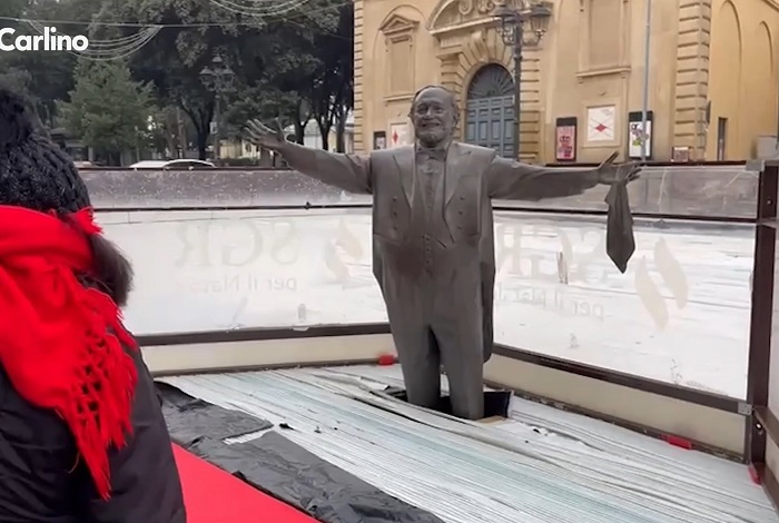 Монументът на Лучано Павароти се оказаха заложник на коледната пързалка в Пезаро. Снимка: Стопкадър/Luca Toni/Il Resto del Carlino - „Зазидаха“ статуя на Павароти в ледена пързалка
