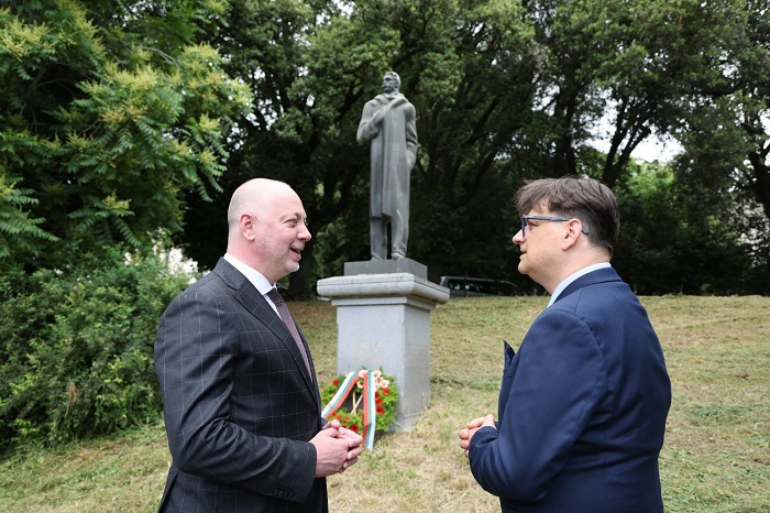 Експремиерът Росен Желязков (вляво) и ексминистърът на културата Мариан Бачев на държавно посещение в Рим. Снимка: Министерство на културата - Четвърт милион за щъркелите в Белозем в Националния културен календар