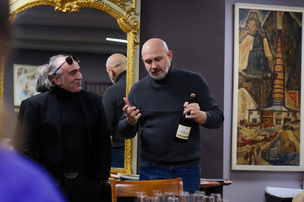 Режисьорът Крум Филипов (вляво) и директорът на Народния театър Васил Василев в първия ден на репетициите. Снимка: Петко Мавродиев/Народен театър „Иван Вазов“ - Поставят „Есенна соната“ на Бергман в Народния театър