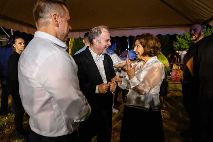 Президентката на Северна Македония Гордана илновска поздравява маестро Найден Тодоров. Снимка: Софийска филхармония - О, Фортуна, нека бъдем братя българи и македонци!