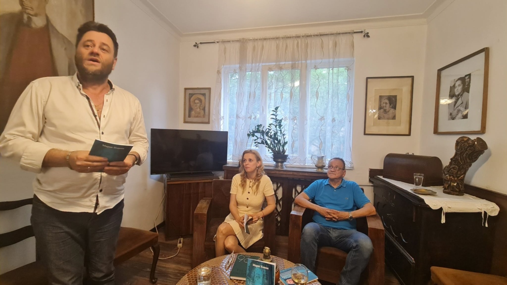Премиерата на стихосбирката с плагиатстваната творба е била в „Дом Дора Габе“ – музейна експозиция към Съюза на българските писатели. На снимката отляво надясно: Добрин Добрев-Финиотис, директор на „Дом Дора Габе“, Мария Илиева, автор, и Боян Ангелов, редактор, председател на СБП и директор на издателство „Български писател“. Снимка: Съюз на българските писатели/Фейсбук - Издателство с награда „Христо Г. Данов“ публикува плагиати