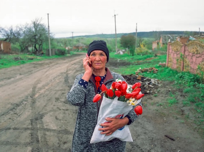 „Жена с лалета в донецко село, район Харков“, 2023 г. Снимка: Mark Neville/Postcard Ukraine - Принц Хари и Шарън Стоун куратори на изложба за живота в Украйна