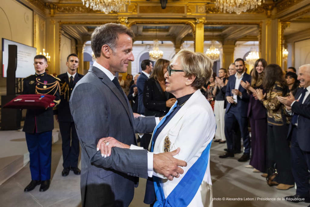 Еманюел Макрон и Юлия Кръстева по време на церемонията. Снимка:  Alexandra Lebon / Présidence de la République - Макрон към Юлия Кръстева: За Вас всичко започва с българските букви