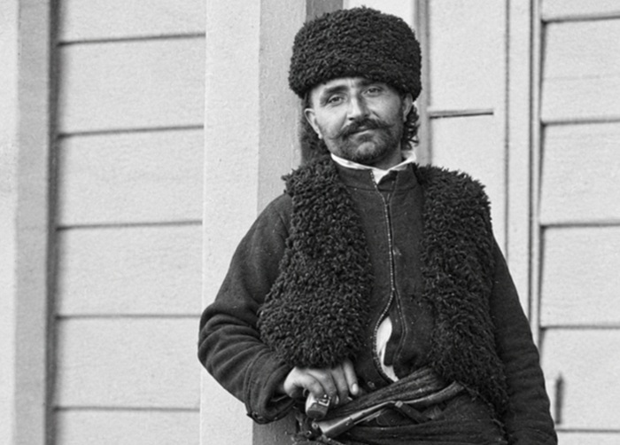 Българин от османската империя, 1870 г. Снимка: Османски имперски архиви, редактирана с ChatGPT, детайл - Българи под игото