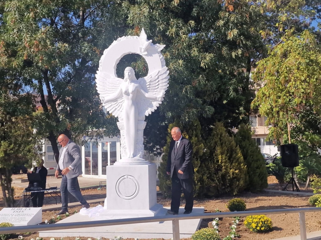 Скулптурата, изобразяваща Изида, бе открита във Видин в събота, 3 октомври. Снимка: Анонимен профил във Фейсбук групата „Забелязано във Видин“ - БПЦ: Статуя на Изида осквернява делата на предците ни