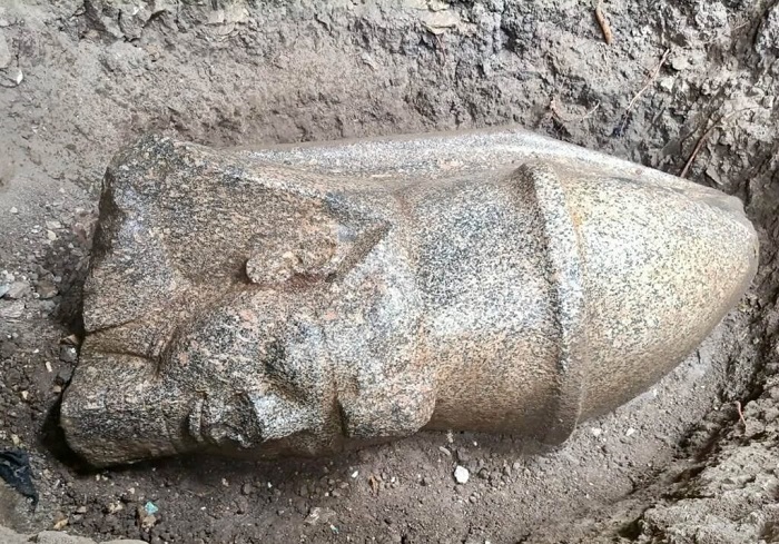 Само главата е с височина от 160 см, което кара специалистите да предполагат, че цялата статуя се е издигала на 8,5 м. Снимка: Министерство на туризма и антиките в Египет - Гигантска глава на Рамзес II открита случайно в египетска нива