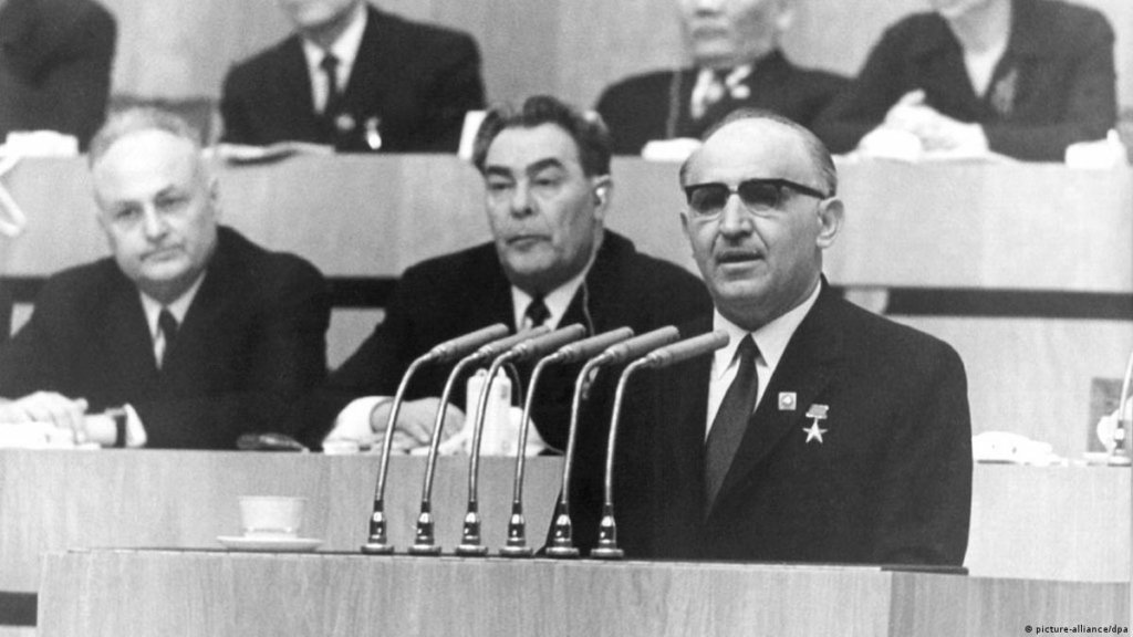 Тодор Живков на X конгрес на БКП през 1971 г. Три години по-рано Политбюро приема решение за оперативното ръководство на българските медии. Снимка: Nationaal Archief/Anefo - Нова единица за журналистическа почтеност: „Отразяване на премиер“