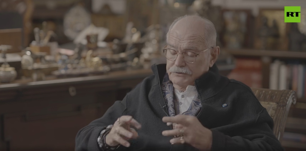 Никита Михалков е един от най-богатите руски пропагандисти в момента. Снимка: Стопкадър/„Русия днес“ - Никита Михалков: Бог ни изпрати войната с Украйна